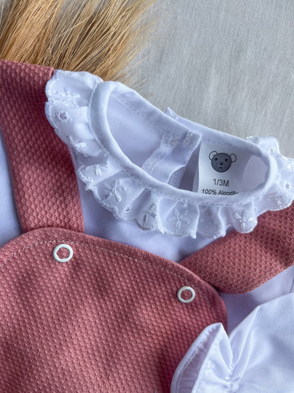 Conjunto de fofo/jardineira e camisa rosa velho
