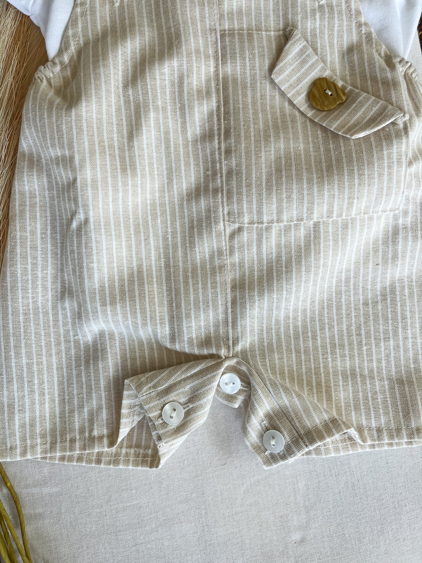 Conjunto de jardineira com blusa bebé menino bege