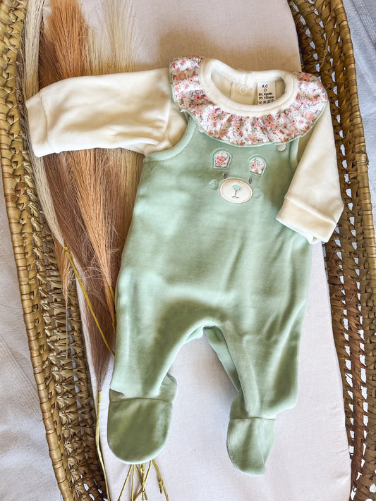 Conjunto de jardineira e camisola de veludo bebé verde