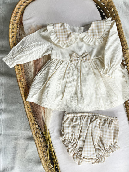 Conjunto de vestido com tapa fralda bebé menina bege