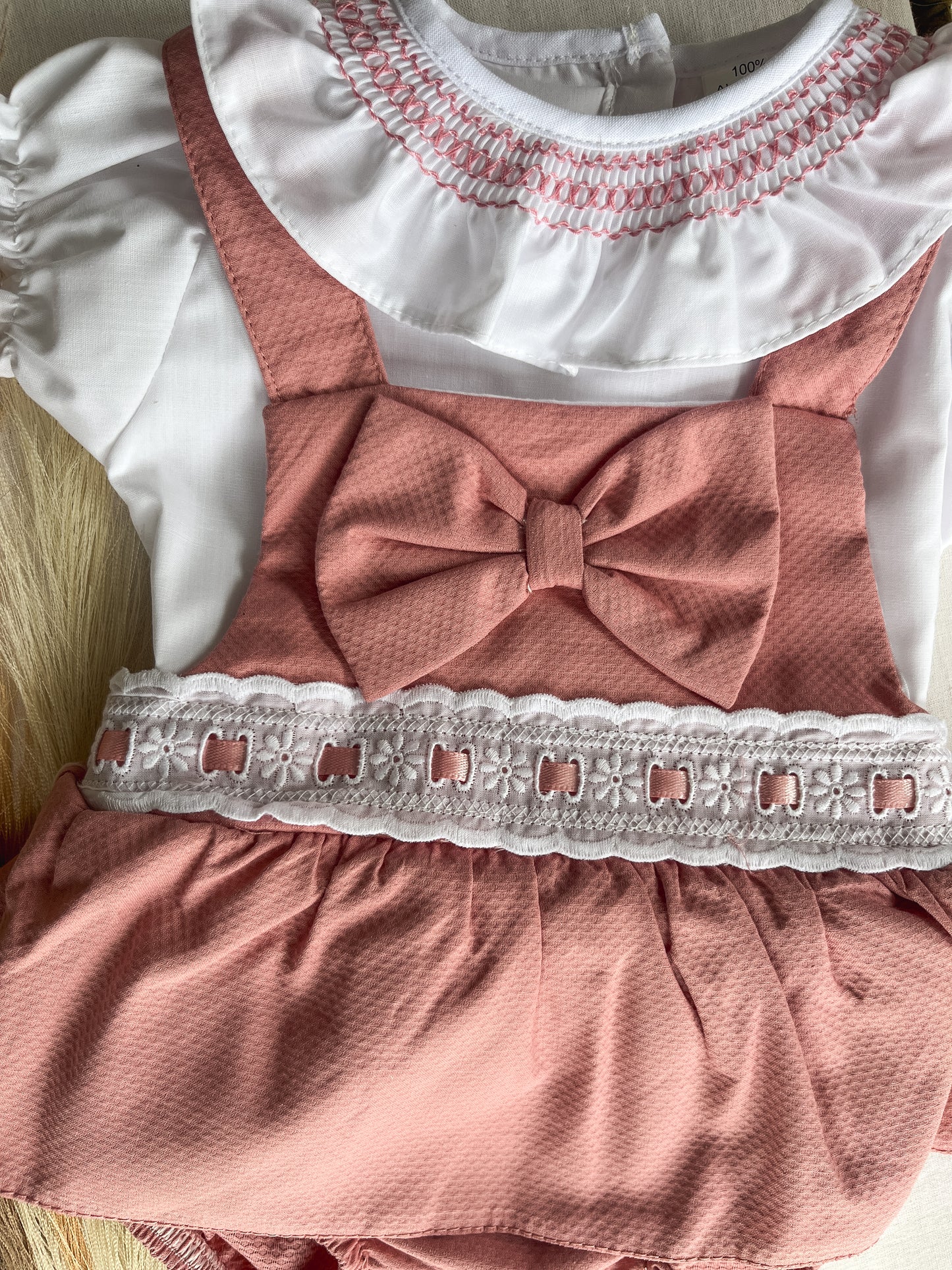 Conjunto de fofo/jardineira rosa com blusa bebé menina