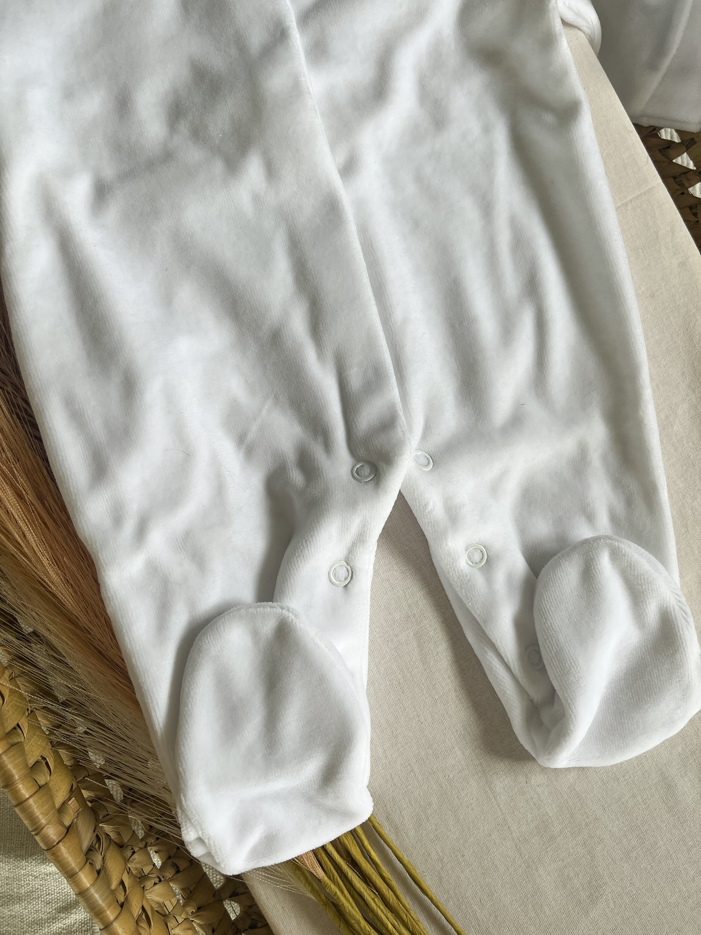 Babygrow de veludo bebé branco personalizável com nome