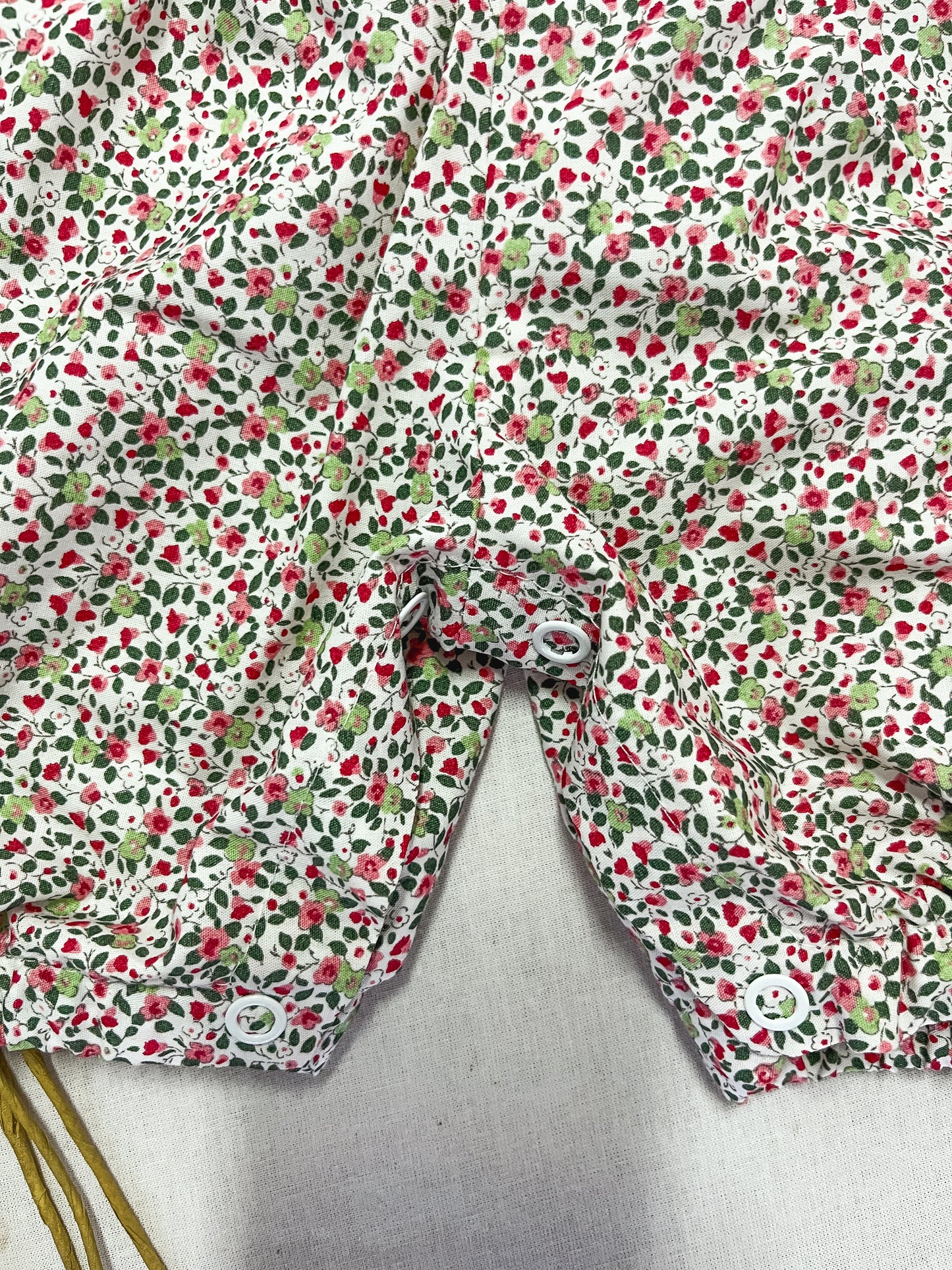 Conjunto de jardineira com blusa bebé rosa
