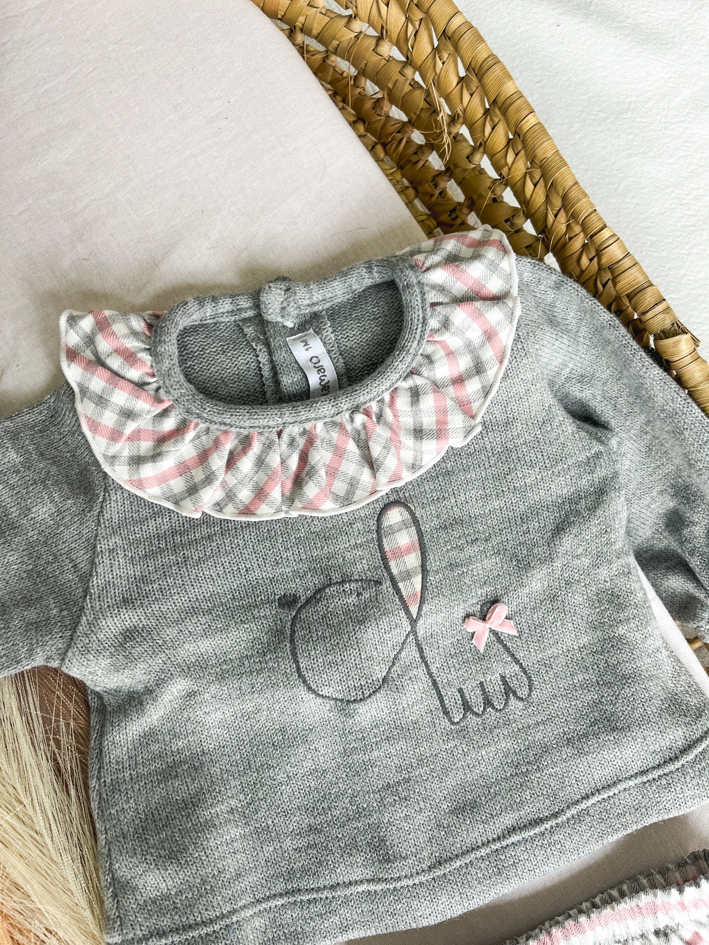 Conjunto de camisola com tapa fralda bebé cinza e rosa