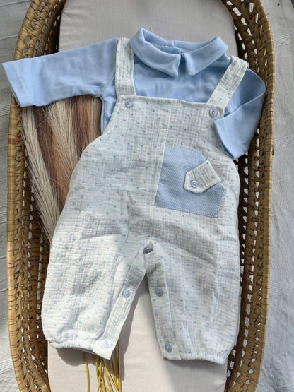 Conjunto de jardineira e camisola bebé azul