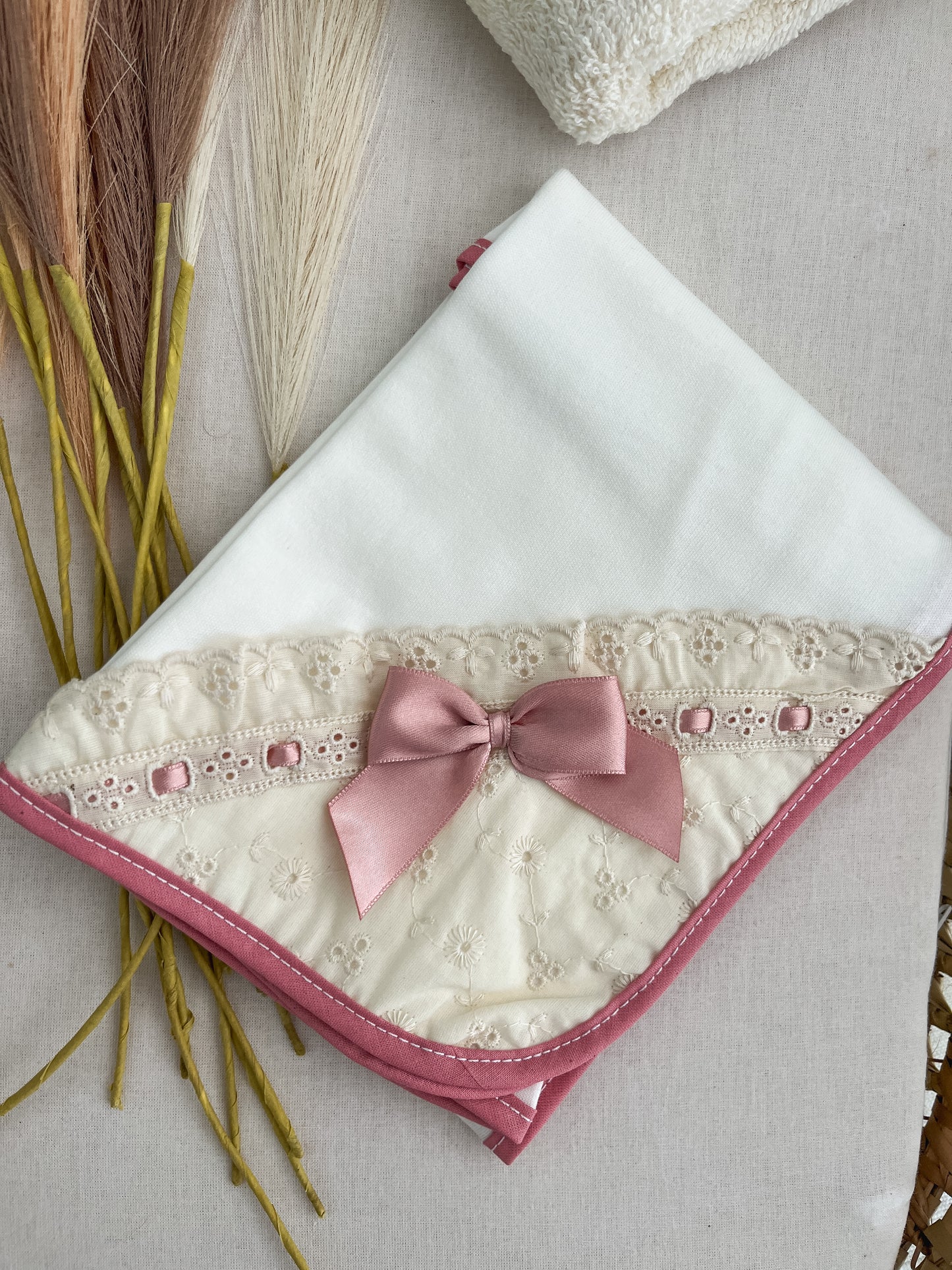 Conjunto de toalha e fralda bebé rosa personalizável