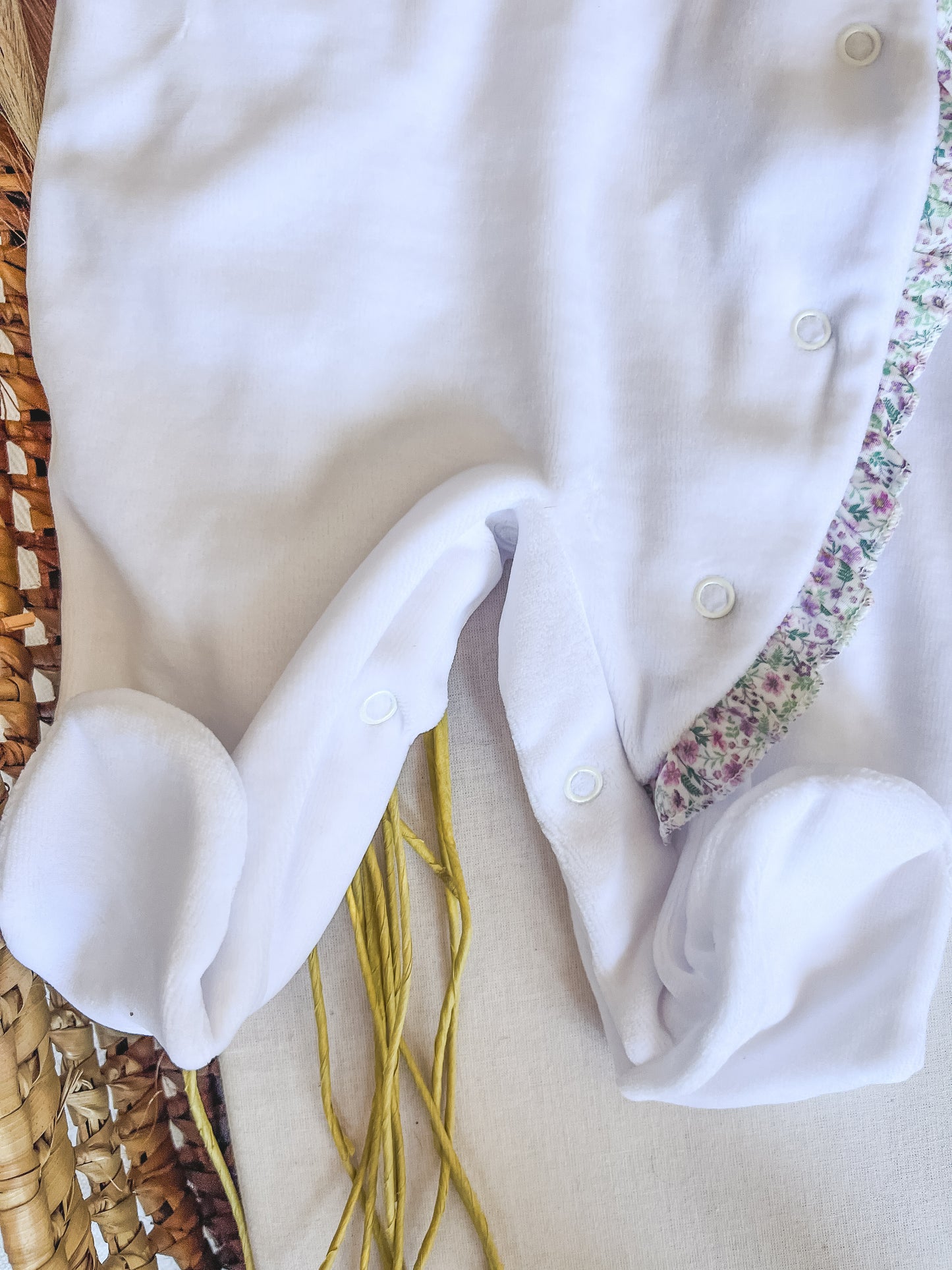 Babygrow de veludo bebé branco com flores personalizável com nome