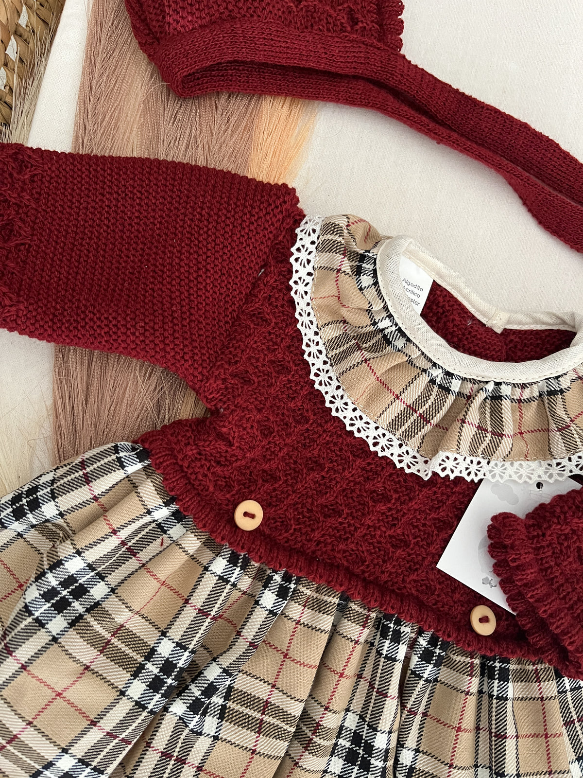 Conjunto de 2 peças bebé vestido e touca bordo