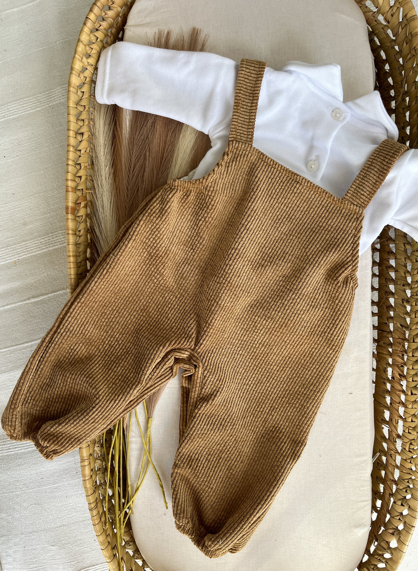 Conjunto de jardineira com camisola bebé menino camel