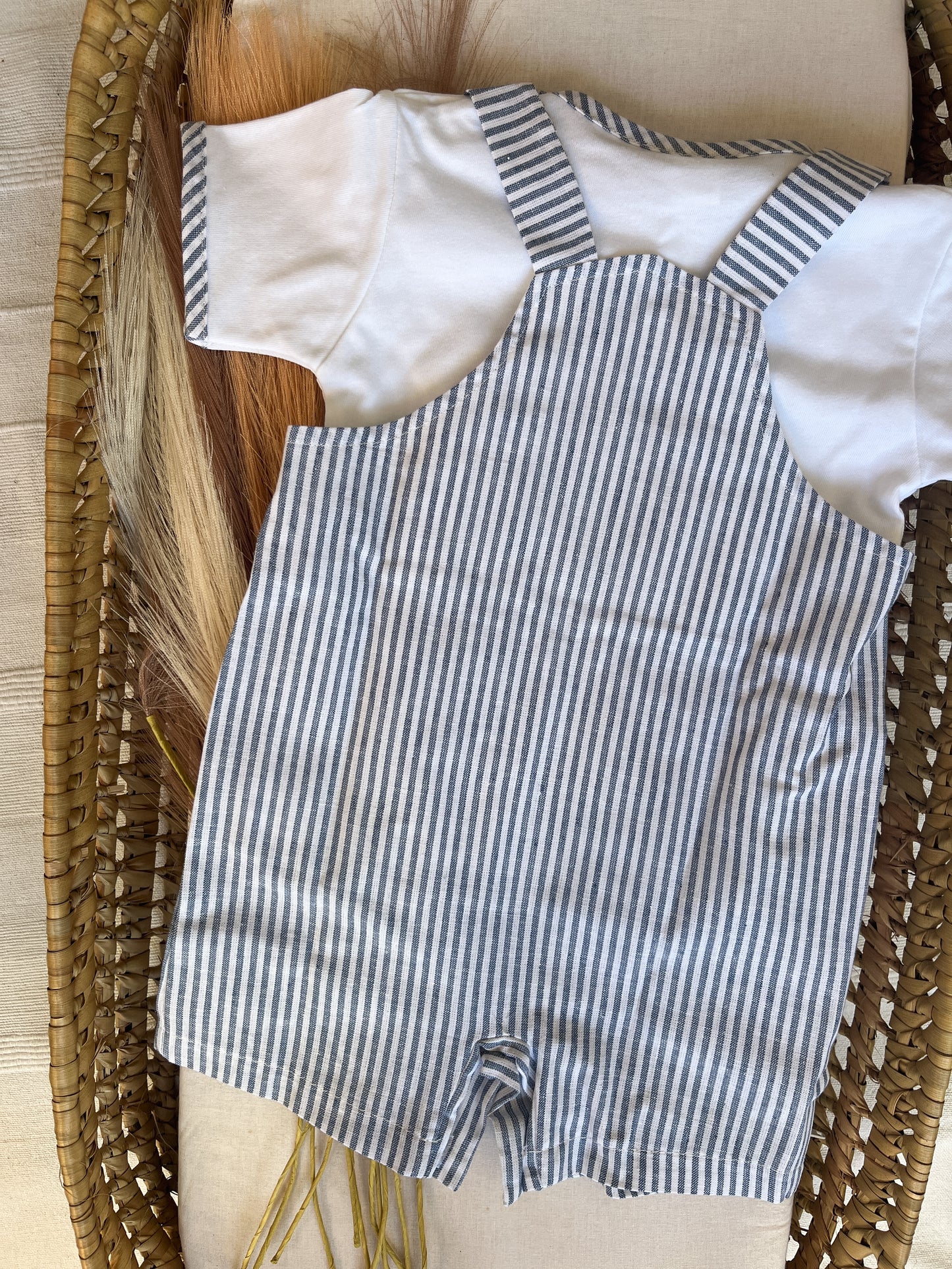 Conjunto de jardineira com blusa bebé menino azul marinho