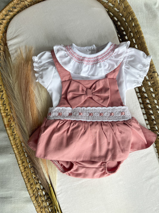 Conjunto de fofo/jardineira rosa com blusa bebé menina