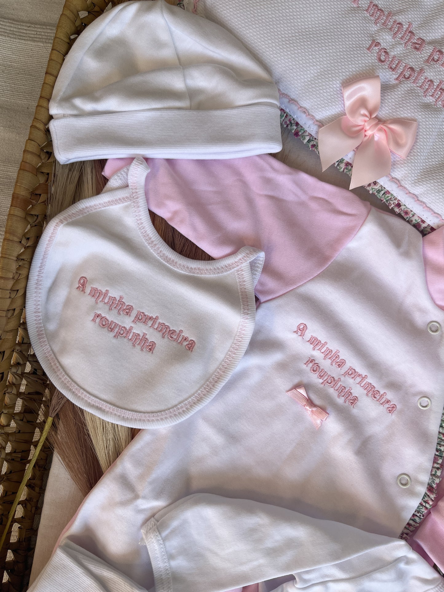 Conjunto de primeira roupinha bebé rosa