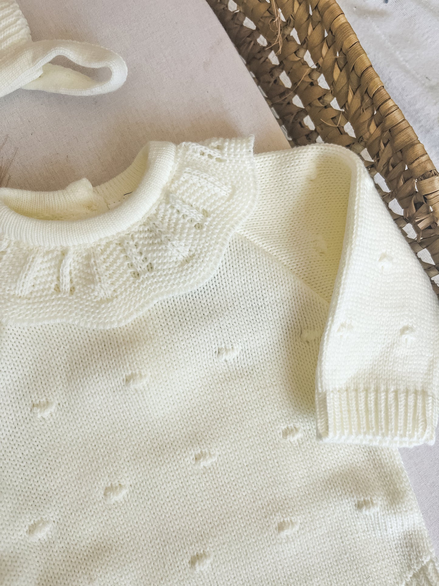 Conjunto de malha fofo e touca bebé branco pérola