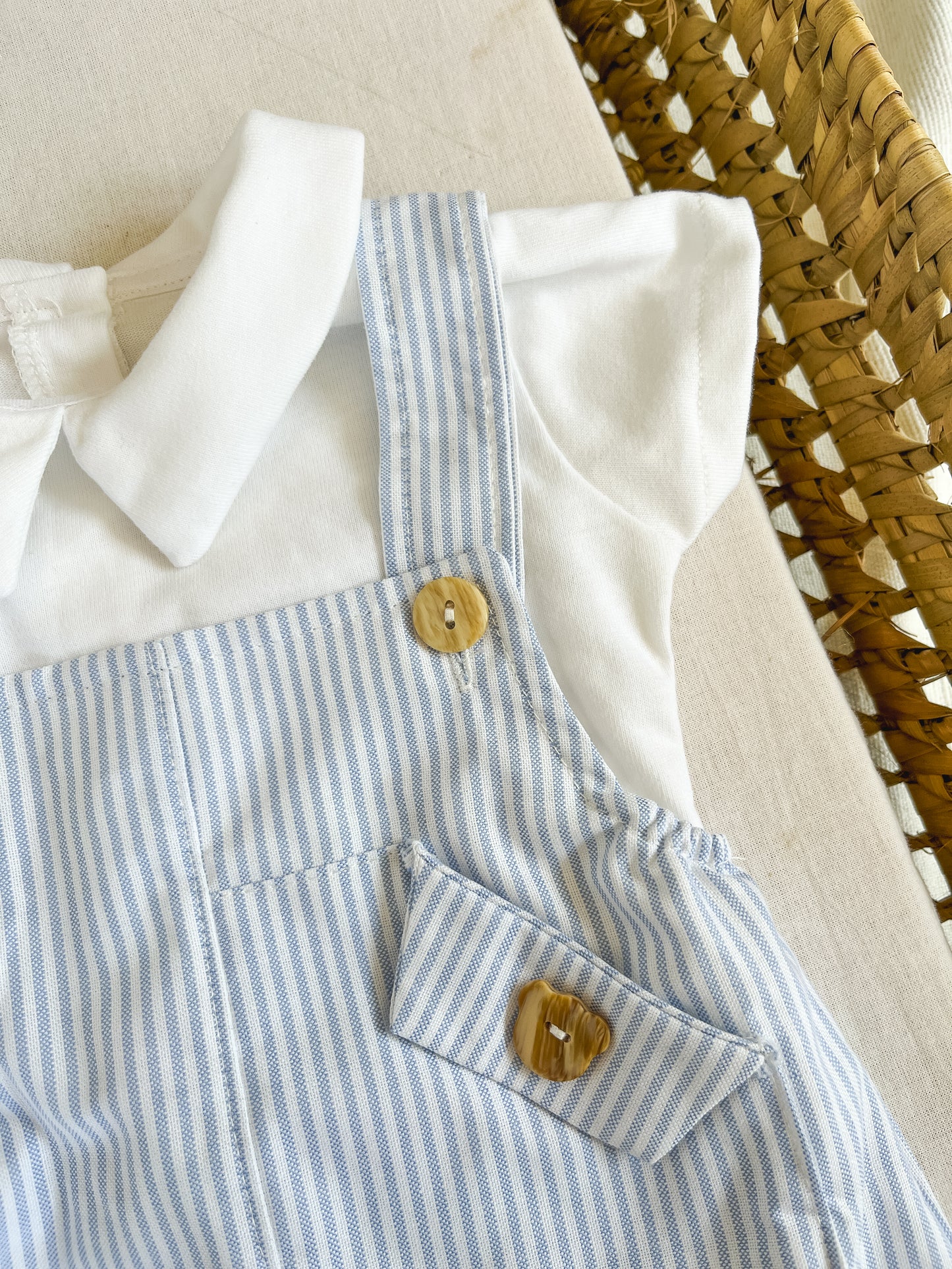 Conjunto de jardineira com blusa bebé menino azul