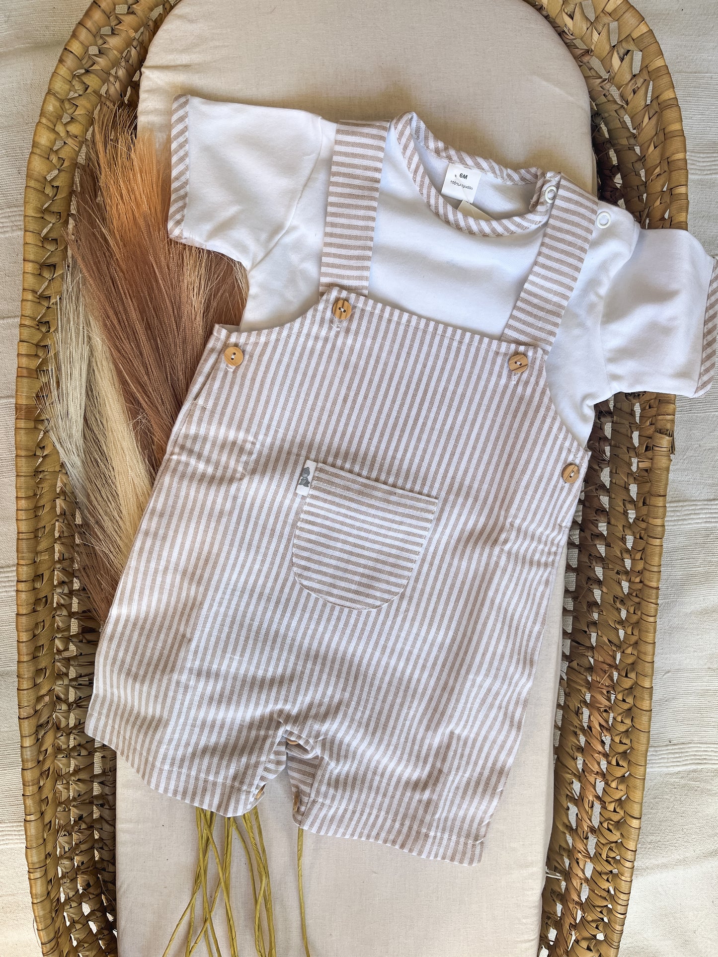 Conjunto de jardineira com blusa bebé menino bege