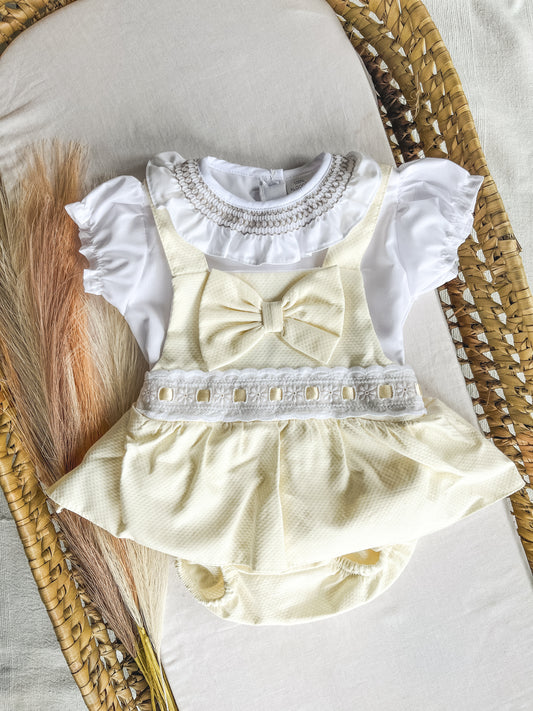 Conjunto de fofo/jardineira amarela com blusa bebé menina