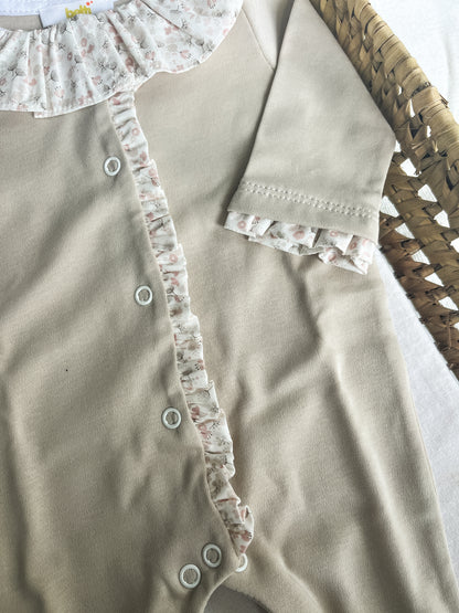 Babygrow de algodão bebé bege